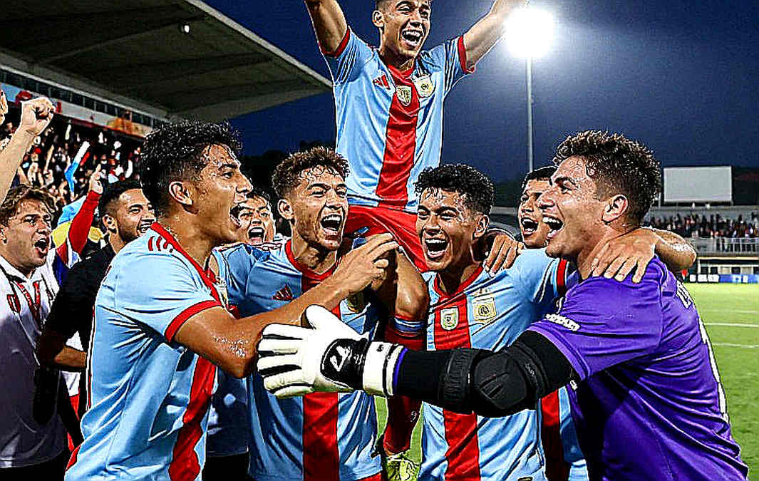 এক টার্ফ, সতেরো কোটি মানুষ, সাতাশ বছরে তেরো লিগ: হকির হিসাব-খাতা যখন স্মৃতির চেয়ে ভারী